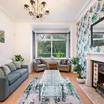 Pass The Keys Old Trafford 4-Bedroom Retreat Near Manchester United & City Centre - Family-Friendly