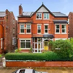 Pass The Keys Old Trafford 4-Bedroom Retreat Near Manchester United & City Centre - Family-Friendly