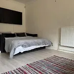 Modern Home, Beautiful Spacious Garden, City Centre Netflix