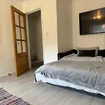 Modern Home, Beautiful Spacious Garden, City Centre Netflix