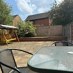 Modern Home, Beautiful Spacious Garden, City Centre Netflix