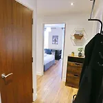 Stunning Flat Mins From Shops City Centre Pass The Keys
