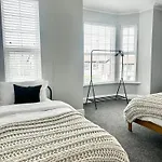 Victorian Stay - 5 Bedroom House