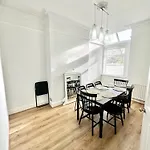 Victorian Stay - 5 Bedroom House