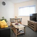 Spacious Studio Near Christie Hospital