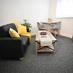 Spacious Studio Near Christie Hospital