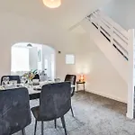 Stylish & Vibrant 2 Bedroom