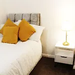 Cosy Spacious 4 Bedroom Town House With Shared Bathrooms, Living Space, Kitchen And Garden