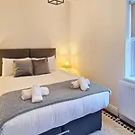 Stunning Luxury Spacious Holiday Home - 5 Bedrooms - Rest & Recharge In Manchester