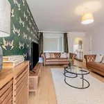 Boutique 4-Bed House In Manchester - Games Room