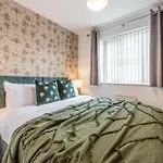 Boutique 4-Bed House In Manchester - Games Room