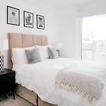 Cosy 2 Bed 2 Bath Apartment With Balcony In Salford