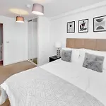 Cosy 2 Bed 2 Bath Apartment With Balcony In Salford