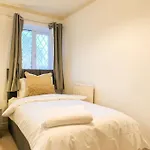 Simple House W- Free Parking By Manchester Airport - Free Drop-Off