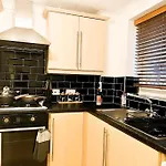 Simple House W- Free Parking By Manchester Airport - Free Drop-Off