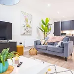 Luxury Free Parking Townhouse