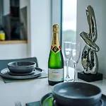 Lux Livin\' Apartments - Luxury 2 Bed Manchester Apartment With Skyline View & 24 Hour Gym