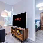 Modern Comfort - 1 Bedroom Apartment - Free Parking, Transit Links, Close To Stadiums