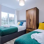 Modern Comfort - 1 Bedroom Apartment - Free Parking, Transit Links, Close To Stadiums