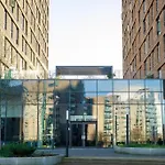 Modern Trafford 1Br Apartment-Free Parking-Cinema Room