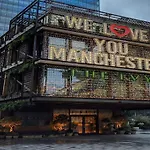 Modern Trafford 1Br Apartment-Free Parking-Cinema Room