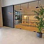 Modern Trafford 1Br Apartment-Free Parking-Cinema Room
