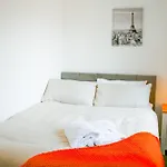 The Wynne House - 3 Bedroom Luxury House With 5 Beds & Free Parking Near City Centre, And A Walking Distance To The Etihad Stadium & Coop Live Arena