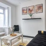 Full House, Massage Mattresses, Sleeps 6 Guests, Free Wifi, Free Parking, Free Netflix, Smart Tv