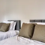 Full House, Massage Mattresses, Sleeps 6 Guests, Free Wifi, Free Parking, Free Netflix, Smart Tv