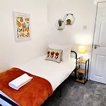 Bright & Comfy 4-Bedroom House 10 Mins To City By Rest&Recharge