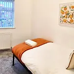 Bright & Comfy 4-Bedroom House 10 Mins To City By Rest&Recharge