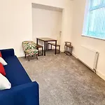 Bright & Comfy 4-Bedroom House 10 Mins To City By Rest&Recharge