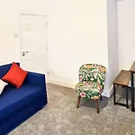 Bright & Comfy 4-Bedroom House 10 Mins To City By Rest&Recharge