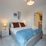 Pet Friendly 2Br Near Station By Asquare Letting