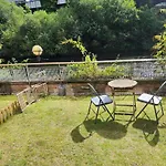Luxury 2 Bed Apt On River, Wifi, Parking, Garden