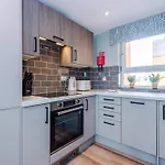 New! Stylish 2-Bed Apartment In Manchester By 53 Degrees Property, Great Location - Sleeps 6!