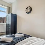 Large 3 Bed House With Pool Table & 5X Double Beds By Vista Stays Short Lets Manchester