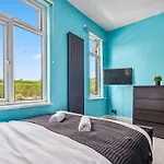 Large 3 Bed House With Pool Table & 5X Double Beds By Vista Stays Short Lets Manchester