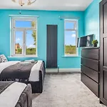Large 3 Bed House With Pool Table & 5X Double Beds By Vista Stays Short Lets Manchester