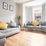 Modern & Spacious - Pool Table - Free Parking - Sleeps 10