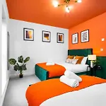 Manchester 2 Bed House With Garden - Sleeps 9 - Salford - Free Parking - 3 Double Beds, 1 Single - Free Netflix & Free Wifi - 6 Min To City Centre, Close To Trafford Centre, Etihad Stadium, Manchester Arena, Clubs & More