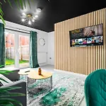 Manchester 2 Bed House With Garden - Sleeps 9 - Salford - Free Parking - 3 Double Beds, 1 Single - Free Netflix & Free Wifi - 6 Min To City Centre, Close To Trafford Centre, Etihad Stadium, Manchester Arena, Clubs & More