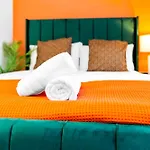 Manchester 2 Bed House With Garden - Sleeps 9 - Salford - Free Parking - 3 Double Beds, 1 Single - Free Netflix & Free Wifi - 6 Min To City Centre, Close To Trafford Centre, Etihad Stadium, Manchester Arena, Clubs & More