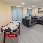 Beautiful, Peaceful, 5 Bedroom Home With Hot Tub!