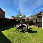 New Large Townhouse 3 Bedrooms 4 Beds And Parking