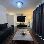 New Large Townhouse 3 Bedrooms 4 Beds And Parking