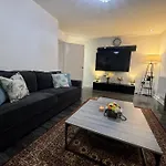 New Large Townhouse 3 Bedrooms 4 Beds And Parking
