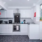 Stylish Home, Games Room, Sleeps 6, Large Driveway, Perfect For Groups