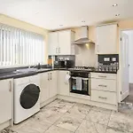 Spacious 4Bed Home, Sleeps 10, Pool Table, Parking, Perfect For Groups