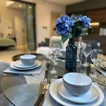 Luxury 2Br Apt In City Centre
